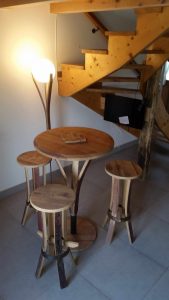 mange debout et tabouret pour l'apéritif